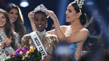 La Miss Universo 2018 Catriona Gray corona a Zozibini Tunzi de Sudáfrica.