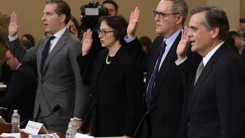 Los expertos constitucionalistas Noah Feldman, Pamela S. Karlan y Michael Gerhardt apoyaron el juicio político; Jonathan Turley rechaza que haya elementos suficientes.