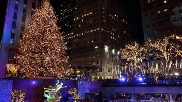 El árbol de Navidad del Rockefeller Center se encendió ya.