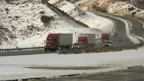 La autopista I-5, que conecta el centro y sur de California, tiene nevadas en invierno.