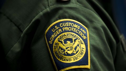 Agentes de CBP realizan operativos en autobuses interestatales.