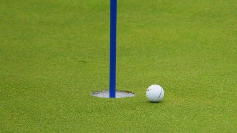 La depresión del terreno cerca del hoyo siete del campo de golf reveló un secreto.