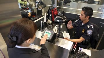 Los oficiales de CBB implementan nuevos sistemas de revisión a viajeros.