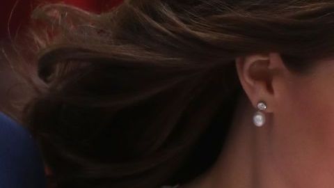 Kate Middleton con su hijo menor en brazos.