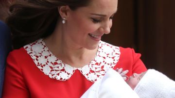 Kate Middleton con su hijo menor en brazos.