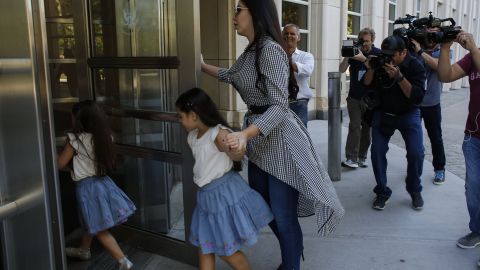 Emma Coronel llega a una audiencia previa en la corte federal de Brooklyn con sus hijas.