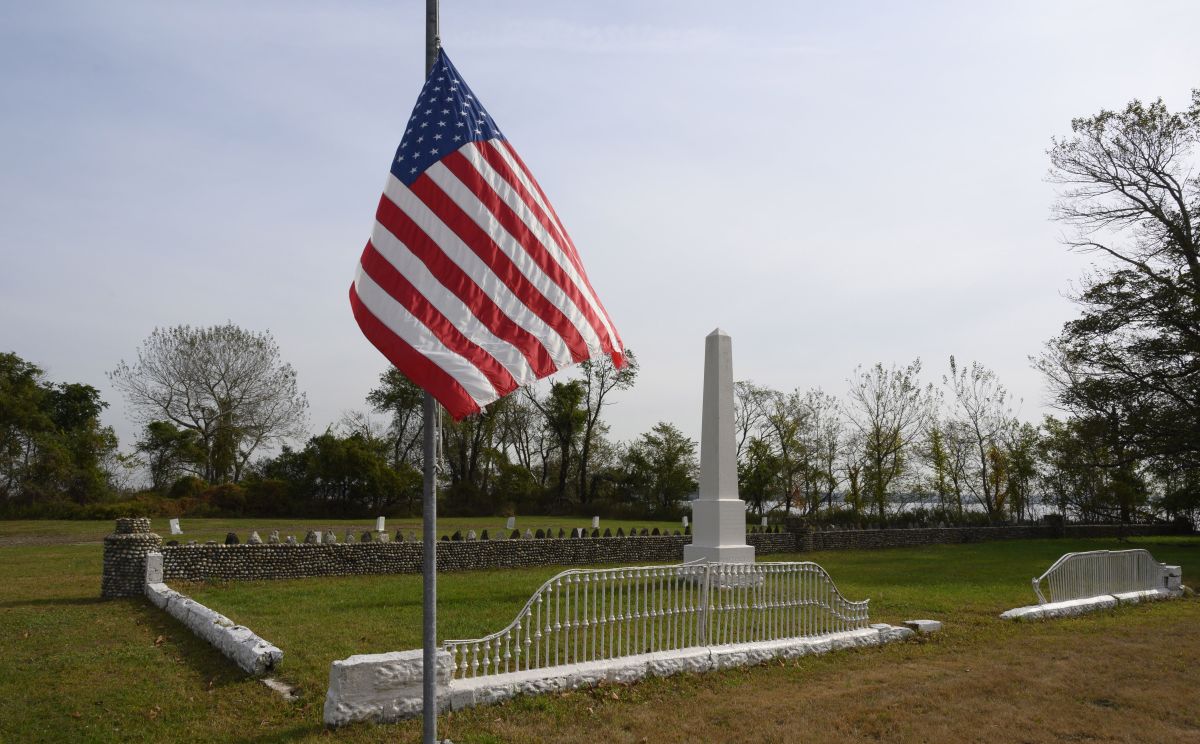 Un monumento a los primeros veteranos enterrados en Hart Island, NY