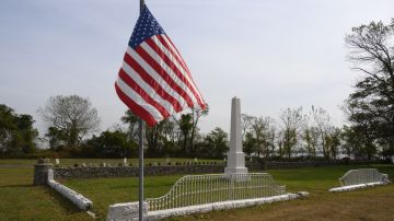Un monumento a los primeros veteranos enterrados en Hart Island, NY