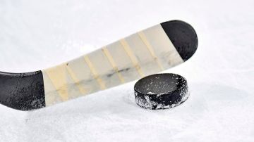 Partido de hockey sobre hielo.