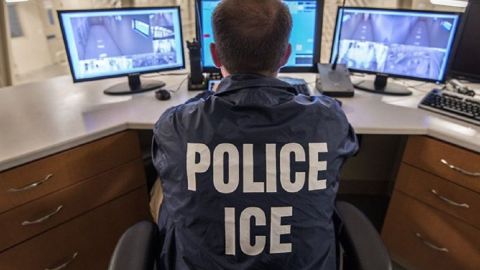 Primero, ICE detuvo a Rocío Rebollar Gómez, y ahora USCIS rechaza su petición de protección específica para familiares de militares, por lo que Rebollar se enfrenta a la deportación.