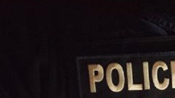 Los agentes obligaron a los residentes de un departamento a la revisión de sus huellas dactilares.