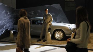 El Aston Martin DB5 que Bond usó en 'GoldenEye' es una de las piezas más admiradas.