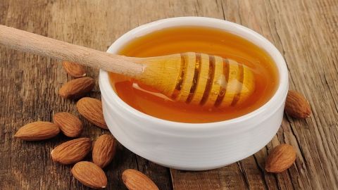 La miel y las almendras suavizan y nutren tu piel.