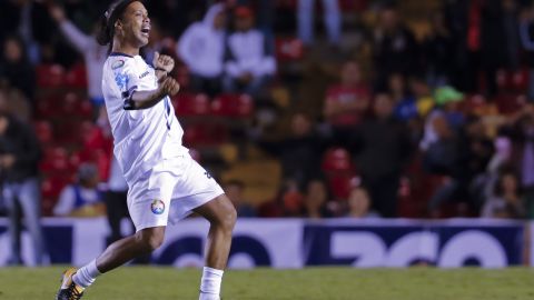 Ronaldinho y sus amigos se enfrentarán esta noche a las Estrellas de México.