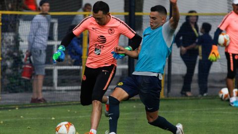 Marchesín y Sánchez, segundos antes de la patada.