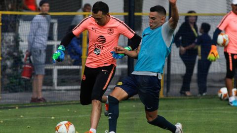 Marchesín y Sánchez, segundos antes de la patada.