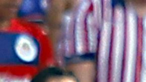 JJ Macías besando el escudo del León, luego de anotarle a Chivas.