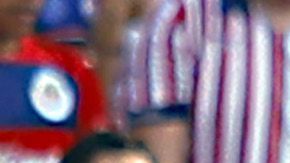 JJ Macías besando el escudo del León, luego de anotarle a Chivas.