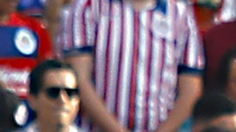JJ Macías besando el escudo del León, luego de anotarle a Chivas.