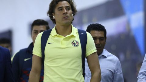 Guillermo Ochoa se veía muy concentrado a su llegada al Azteca.