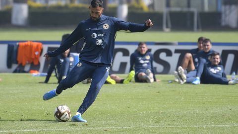 Emanuel Aguilera en entrenamiento con América.