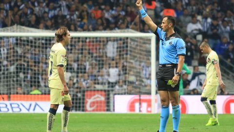 Sebastián Córdova se fue expulsado en una polémica jugada.