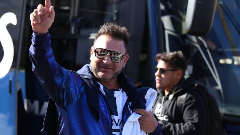 Antonio Mohamed consiguió el título de Liga que le prometió a Farid y su hija Mayra lo acompañó en el logro.