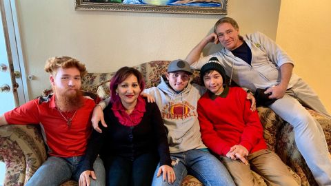 Emma Sánchez a un año de reunificarse con su familia, su esposo Michael Paulsen y sus tres hijos, Brannon Liam, Ryan Max y Michael Alex. (Araceli Martínez/La Opinión).