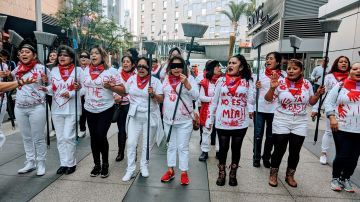 Docenas de mujeres se reunieron para delatar a los contratistas que ignoran el abuso y/o acoso sexual que enfrentan. (Jacqueline García/La Opinión)