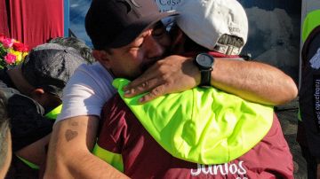 Roberto Aguilar abrazó fuertemente a su padre Urbano Aguilar a quien no veía por 20 años. (Jacqueline García/La Opinión)