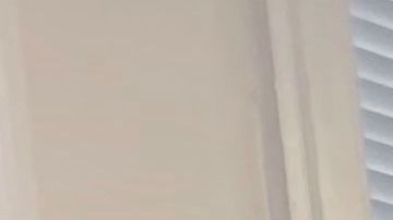 Cuatro padres de familia con hijos con autismo fueron sorprendidos por el abogado Alex Gálvez quien les dio la buena nueva  de que su residencia fue aprobada. (Araceli Martínez/La Opinión).