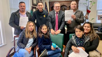 Cuatro padres de familia con hijos con autismo fueron sorprendidos por el abogado Alex Gálvez quien les dio la buena nueva  de que su residencia fue aprobada. (Araceli Martínez/La Opinión).