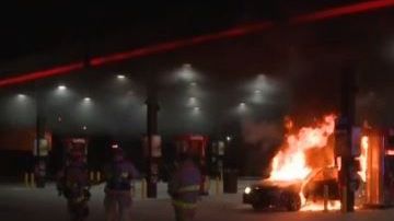 El conductor que habría ocasionado el incendio huyó del lugar.