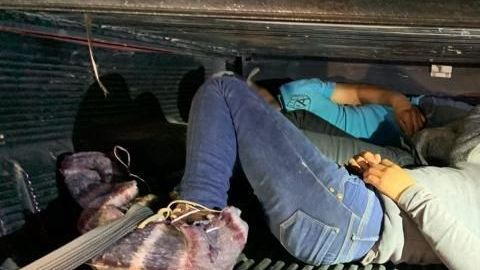 Así iban los inmigrantes en la persecución de la Patrulla Fronteriza.
