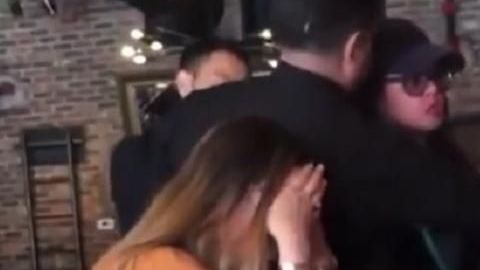 La mujer todavía le dio dinero para el viaje con su "amigo".
