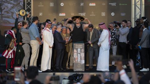 Andy Ruiz compartió en redes el momento en el que el príncipe de Arabia Saudita probó los tacos de su chef.