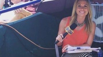 La periodista sincronizó su reloj con el de su novio.