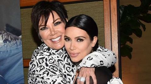 Kris Jenner junto a Kim Kardashian.