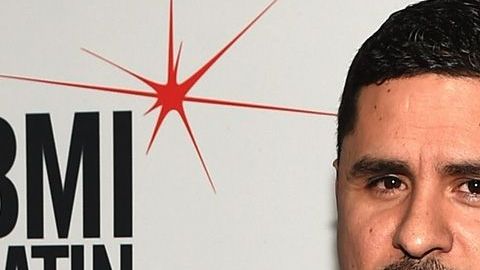 Larry Hernández.