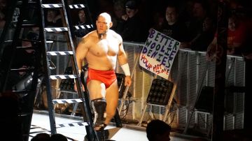 Lars Sullivan durante una lucha en NXT en el 2018.