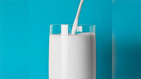 Conoce las diferencias entre las principales variantes de leche y toma desiciones saludables.