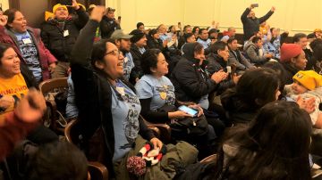 Inmigrantes y activistas abarrotaron la Legislatura para presenciar el voto histórico.
