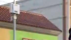 'Mango' (izquierda) ayuda a los bomberos a atender a los desamparados de Skid Row, donde él también duerme.