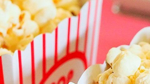 Es probable que te convenga más comprar las palomitas naturales.