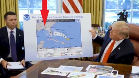 Trump habla con periodistas sobre el huracán Dorian en septiembre de 2019.