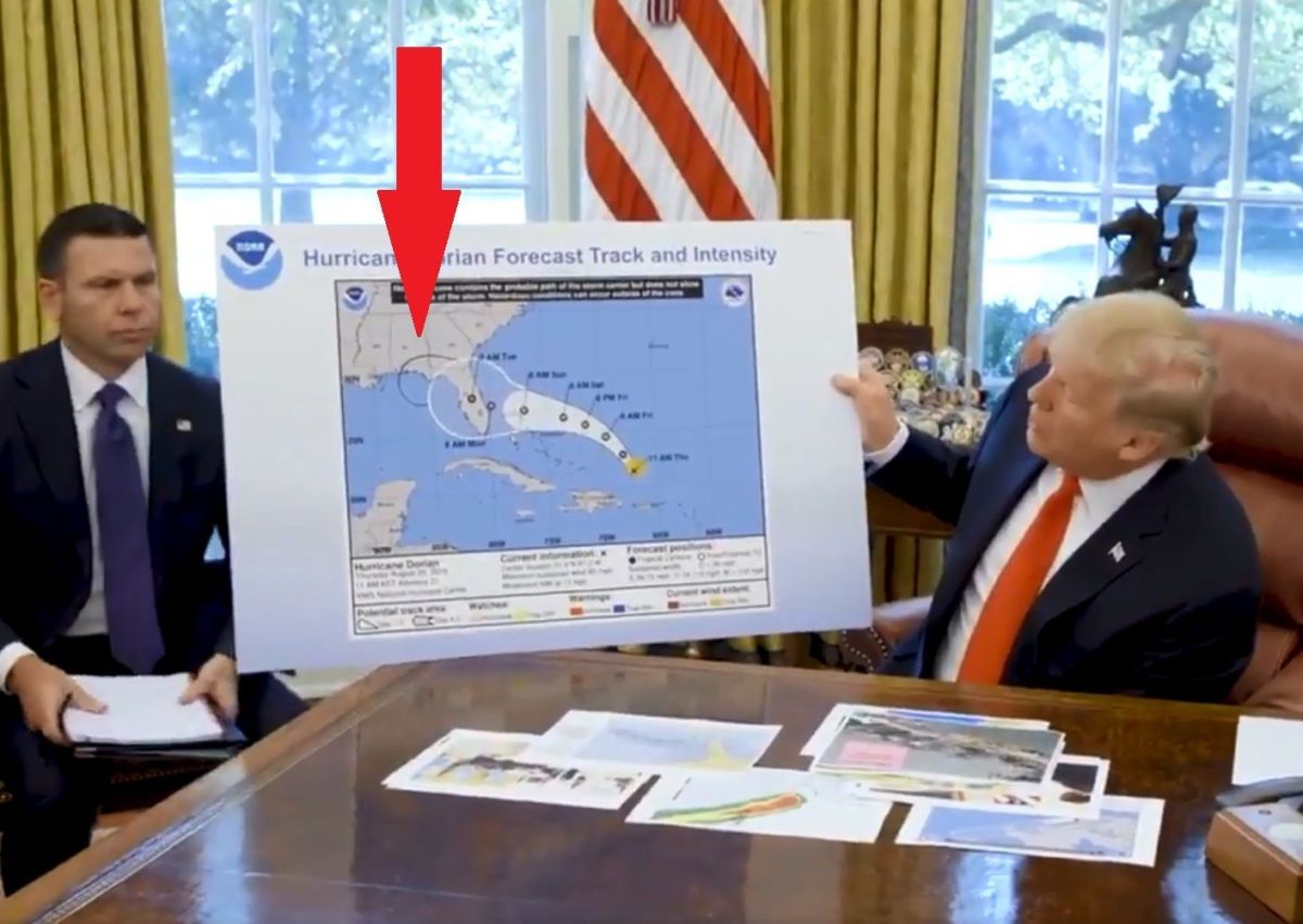 Trump habla con periodistas sobre el huracán Dorian en septiembre de 2019.