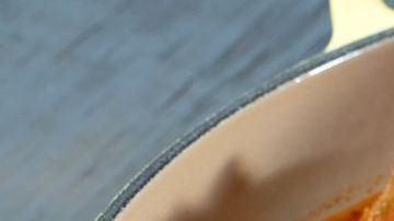 Preparar chicharrón en salsa de chile morita es una de las recetas más sencillas y deliciosas de la cocina mexicana. ¡En 10 minutos estará listo!