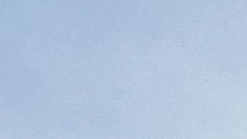 Miembros de la asociación Familias Unidas por Nuestros desaparecidos Jalisco preparan una pancarta con retratos de personas desaparecidas en Guadalajara.