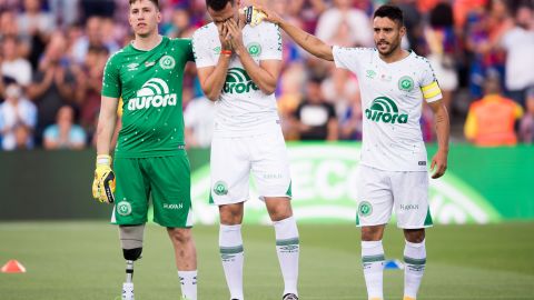 Los sobrevivientes del accidente del Chapecoense , Neto en medio.