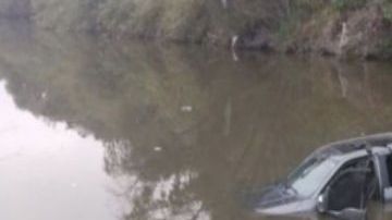 Narcos atacan a soldados mexicanos y terminan con troca hundida en río y arsenal decomisado